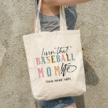 TOTE BAG VIVRE LA VIE DE LA MÈRE DE BASEBALL<br><div class="desc">Préparez-vous à montrer votre fierté de maman baseball avec notre sac délicieux : une police moderne élégante qui dit "Vivre cette vie de maman baseball" avec des accents calligraphiques dans des couleurs pastel douces. Nous avons laissé un espace spécial pour le nom de votre équipe, vous permettant de personnaliser ce...</div>