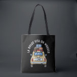 Tote Bag Voiture Fiat vintage<br><div class="desc">Découvrez La Dolce Vita avec notre charmant sac fourre-tout doté d'une jolie voiture vintage Fiat, avec une pile de bagages sur le toit et l'emblématique plaque d'immatriculation "CIAO". Ce design enchanteur reflète l'esprit des aventures italiennes insouciantes et du style intemporel, ce qui en fait l'accessoire parfait pour les courses quotidiennes...</div>