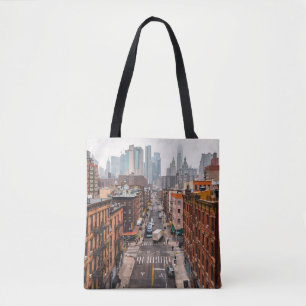 TOTE BAG VOITURES SUR LA ROUTE ENTRE LES BÂTIMENTS À HAUTE