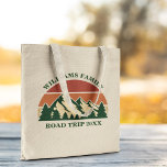 Tote Bag Voyage sur route ou réunion en famille en plein ai<br><div class="desc">Ce magnifique coucher de soleil vintage sur les montagnes rocheuses dans la nature fait une belle image pour un ensemble de sacs fourre-tout customisés pour une réunion de famille, un voyage sur la route ou des vacances d'été. Commémorez l'occasion avec un cadeau de gardien pour maman, papa, frère et soeur....</div>