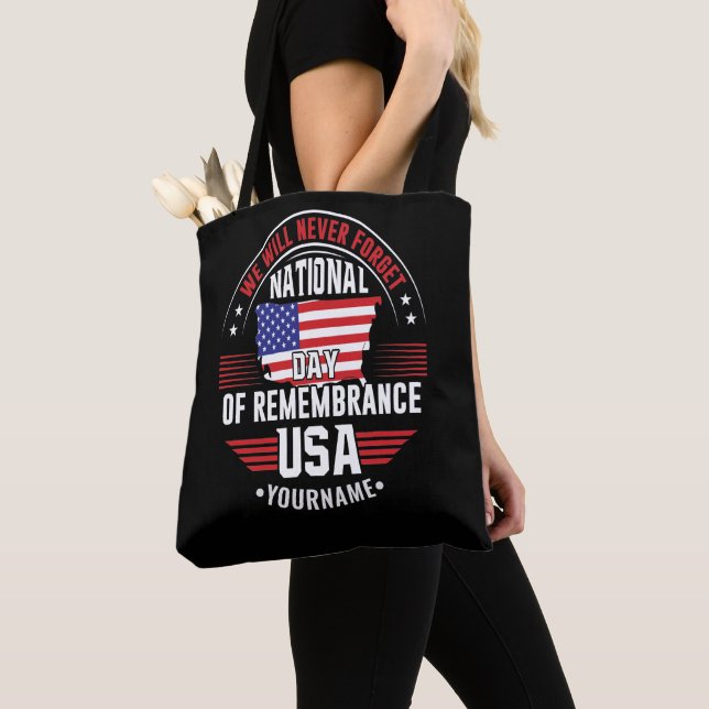 Tote Bag We Will Never Forget National Day of Remembrance (De près)