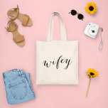 Tote Bag Wifey moderne noir Script femmes<br><div class="desc">Sac fourre-tout "Wifey" mignon et simple dans un script noir moderne. Fait un grand cadeau mariage pour l'avenir Mme!</div>