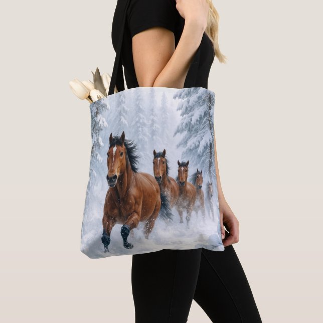 Tote Bag Wild Horses Running Through a Snowy Forest (De près)