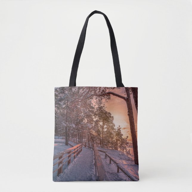 Tote Bag Winter sunset in pine forest near sea (Devant)