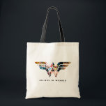 Tote Bag Wonder Woman "Believe In Wonder" Logo Collage<br><div class="desc">Wonder Woman | Wonder Woman logo constitué de diverses couvertures de bandes dessinées,  avec l'expression "Believe In Wonder" écrite ci-dessous.</div>