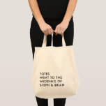 Totes personnalisées sont allées au Mariage, Sac f<br><div class="desc">Ce sac fourre-tout ludique et ludique est le souvenir parfait pour les clients mariages,  et peut aussi servir de sac de bienvenue. Le design minimaliste se démarque de la foule. Vous pouvez modifier la couleur du type et ajouter votre propre libellé.</div>