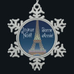Tour Eiffel Ornement d'eau de Noël<br><div class="desc">TOUR EIFFEL NOËL Un imaginaire Tour Eiffel avec Joyeux Noël et Joyeux Nouvel An à la francaise contre le ciel nocturne.</div>