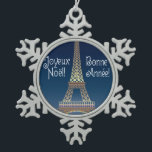 Tour Eiffel Ornement d'eau de Noël<br><div class="desc">TOUR EIFFEL NOËL Un imaginaire Tour Eiffel avec Joyeux Noël et Joyeux Nouvel An à la francaise contre le ciel nocturne.</div>