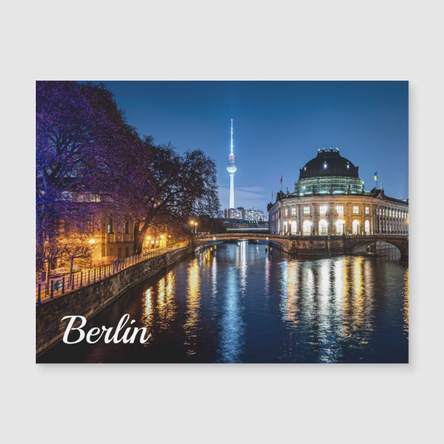 Tour TV et île musée à Berlin, Allemagne (Devant)