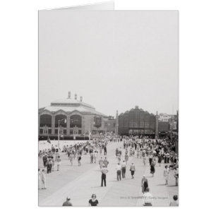 Touristes de station de vacances sur l'esplanade