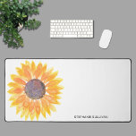 Tournesol aquarelle personnalisé<br><div class="desc">Ce somptueux tapis de bureau est décoré d'un tournesol aquarelle dans les tons jaunes. Facile à personnaliser. Utilisez l'outil de conception pour modifier la taille,  le style ou la couleur du texte. En créant notre oeuvre,  vous ne trouverez pas cette image exacte d'autres créateurs. Aquarelle originale © Michele Davies.</div>