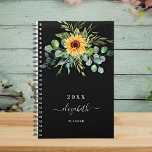 Tournesol eucalyptus vert nom noir 2023<br><div class="desc">Un arrière - plan noir. Décoré de tournesols, de verdure d'eucalyptus. Ajoutez un nom, du texte. Le nom est écrit avec un script de style moderne écrit à la main avec des swashes. Pour que les swashes ne suppriment que le nom de l'échantillon, laissez les espaces ou émoticônes devant et...</div>