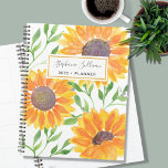 Tournesol personnalisé 2023<br><div class="desc">Ce planificateur unique est décoré de tournesols couleur jaune et de feuilles verts sont sur un arrière - plan blanc. Facilement personnalisable avec votre nom et votre année. Parce que nous créons notre oeuvre, vous ne trouverez pas cette image exacte d'autres designers. Aquarelle originale © Michele Davies.</div>
