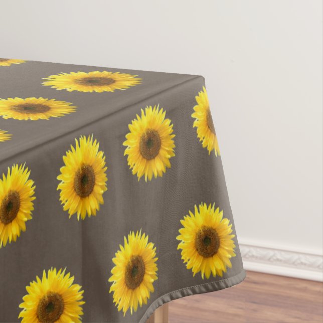 Tournesols jaunes sur nappe marron clair (In Situ)