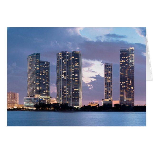 Tours en condominium au bord de l'eau à Miami (Devant horizontal)