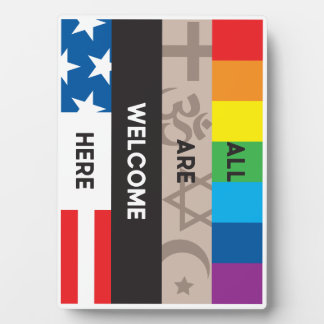 Tous sont les bienvenus ici Plaque d'Easel 7x5