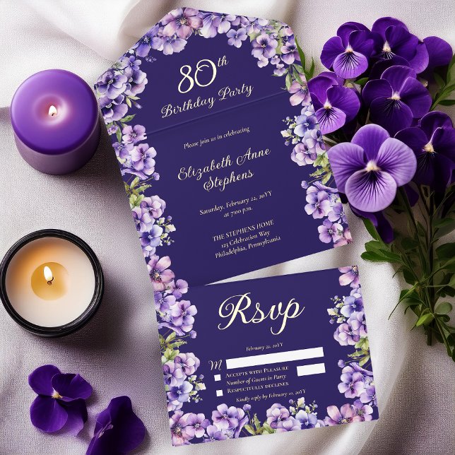 Tout En Un Invitation Élégante Violette violette Florale 80e fête d'anni (Elegant Boho Purple Violets Floral Formal 80th Birthday Party All in One Gold Foil Invitation)