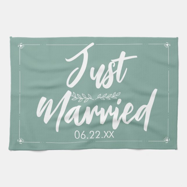 Tout juste mariés avec serviette de cuisine cadeau (Horizontal)