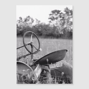 Tracteur vintage noir et blanc rustique