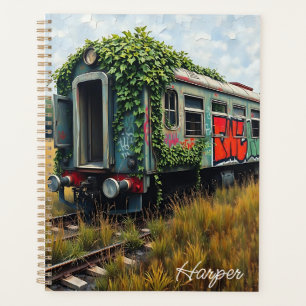 Train abandonné recouvert de lierre et de graffiti