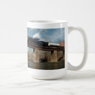 Train de fret de vapeur sur la tasse de chevalet