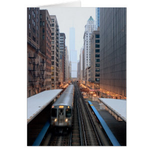 Train en hauteur dans le centre-ville de Chicago s