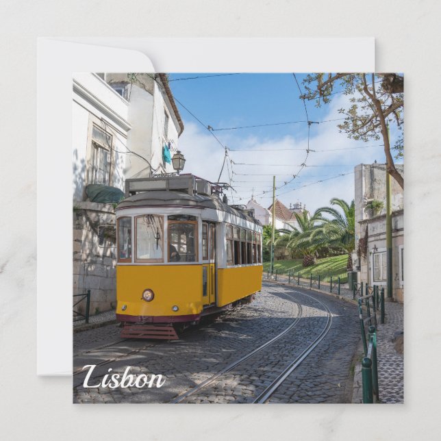 Tramway jaune rétro dans la rue à Lisbonne, Portug (Devant)
