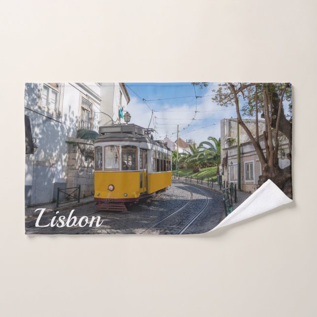 Tramway jaune rétro dans la rue à Lisbonne, Portug (Serviette à main)
