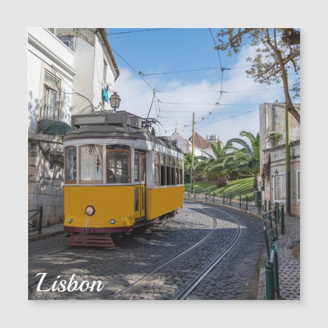 Tramway jaune rétro dans la rue à Lisbonne, Portug (Devant)