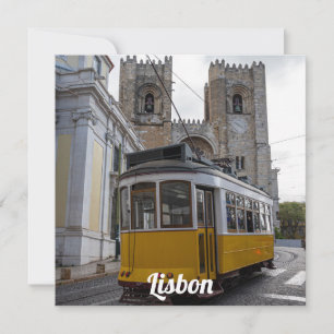 Tramway jaune sur la cathédrale de Lisbonne au Por