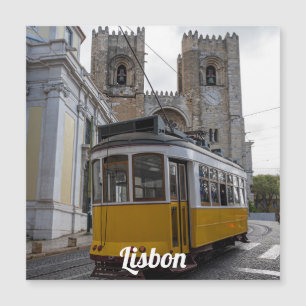 Tramway jaune sur la cathédrale de Lisbonne au Por