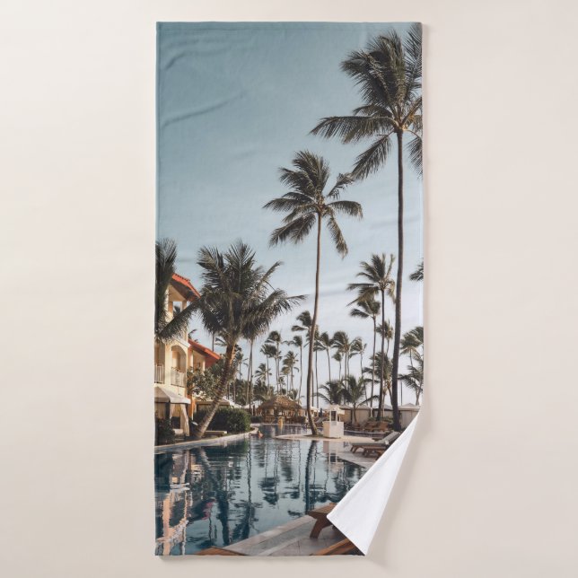 Transats Brown en bois près de la piscine entourés (Serviette de bain)