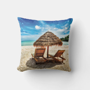 Transats sur la plage avec oreiller