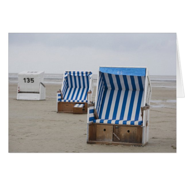 transats vides sur la plage (Devant horizontal)