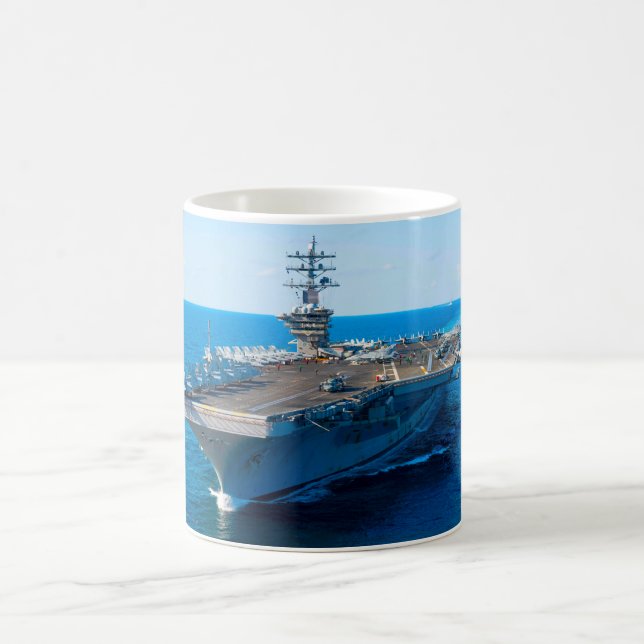 TRANSPORTEUR D'AÉRONEF AMÉRICAIN - CVN-69 Mug (Centre)