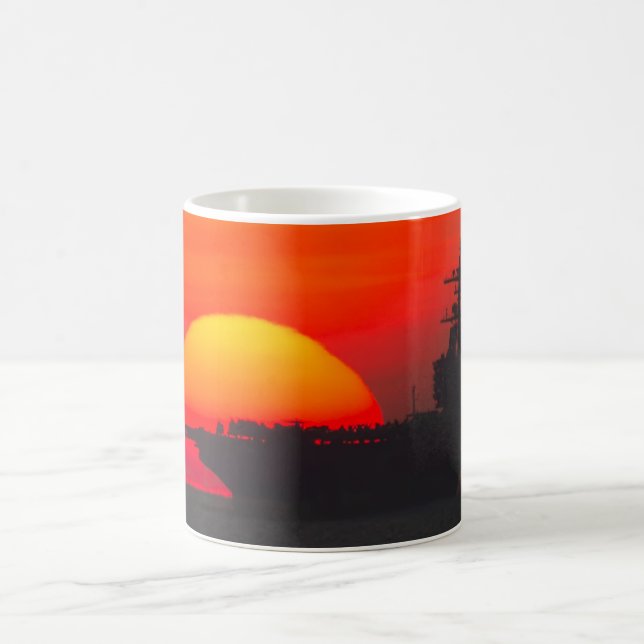 TRANSPORTEUR D'AÉRONEF AMÉRICAIN - CVN-77 Mug (Centre)