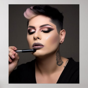 Transwoman finissant son affiche de maquillage