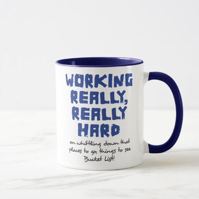 Travaillant vraiment, tasse vraiment dure de (Droite)