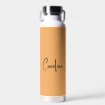 Trend Color Soft Orange Nom bouteille d'eau<br><div class="desc">Voici la couleur de printemps tendance : Soft Orange. Bouteille d'eau moderne et élégant avec nom personnalisable dans un style design, écrit à la main, police de style signature. Son design simple et épuré dans une couleur solide offre un charme intemporel et classique. Découvrez nos couleurs printanières tendance pour plus...</div>