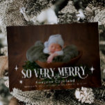 Très Joyeux Faire-part de naissance photo de bébé<br><div class="desc">Carte de faire-part de naissance de vacances fantasque avec 2 photos de votre nouveau-né avec un texte en police rétro qui dit "si joyeux" avec des étoiles autour.</div>