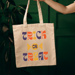Tricoter ou traiter les enfants Halloween Sac four<br><div class="desc">Un sac fourre-tout de bonbons d'Halloween mignon et coloré qui dit Trick ou Treat et est réutilisable et idéal pour distribuer des bonbons ou de poursuivre la nuit d'Halloween!</div>