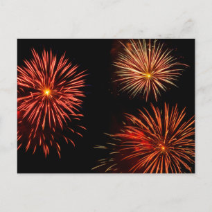 Trio Fireworks contre carte postale ciel noir