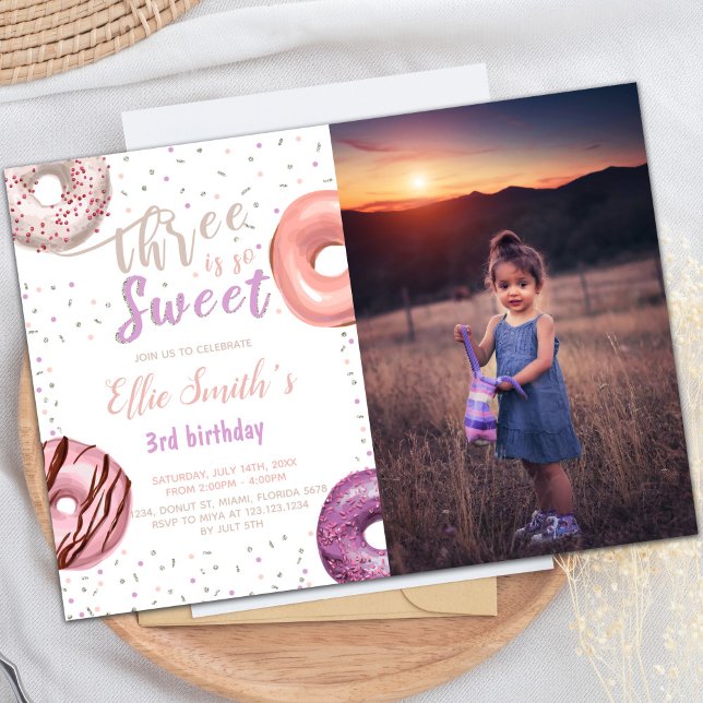Trois beignets roses doux photo Invitations (Three Sweet Pink Donut Birthday Invitations photo)