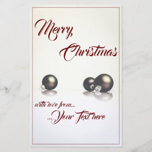 Trois boules de Noël devant un fond clair