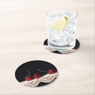 Trois Cerises sur un Sous-verre en Dentelle