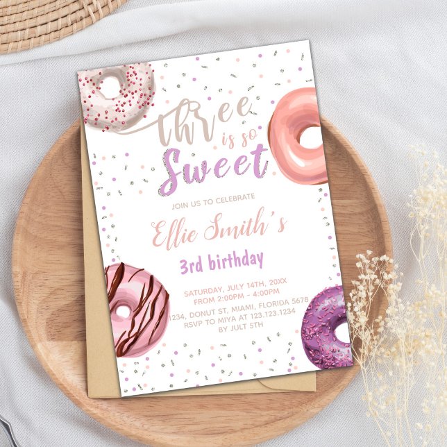 Trois doux beignets roses Invitations d'anniversai (Three Sweet Pink Donut Birthday Invitations)