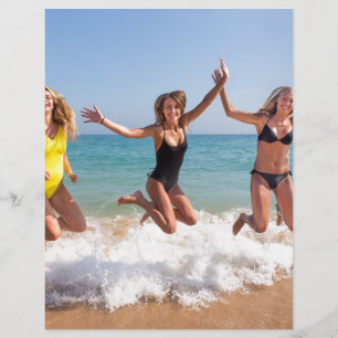 Trois filles sautant sur la plage près de la mer.J