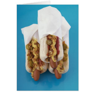 Trois hot-dogs en petits pains