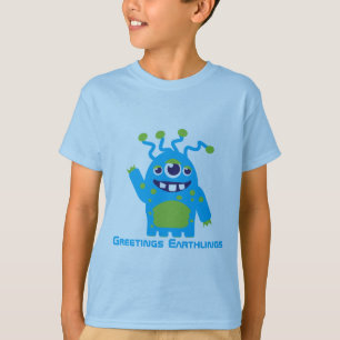 Trois mignons ont observé le T-shirt bleu et vert