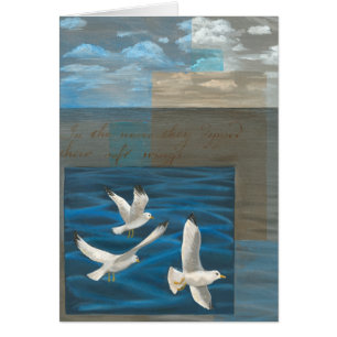 Trois mouettes blanches volent au-dessus de l'eau